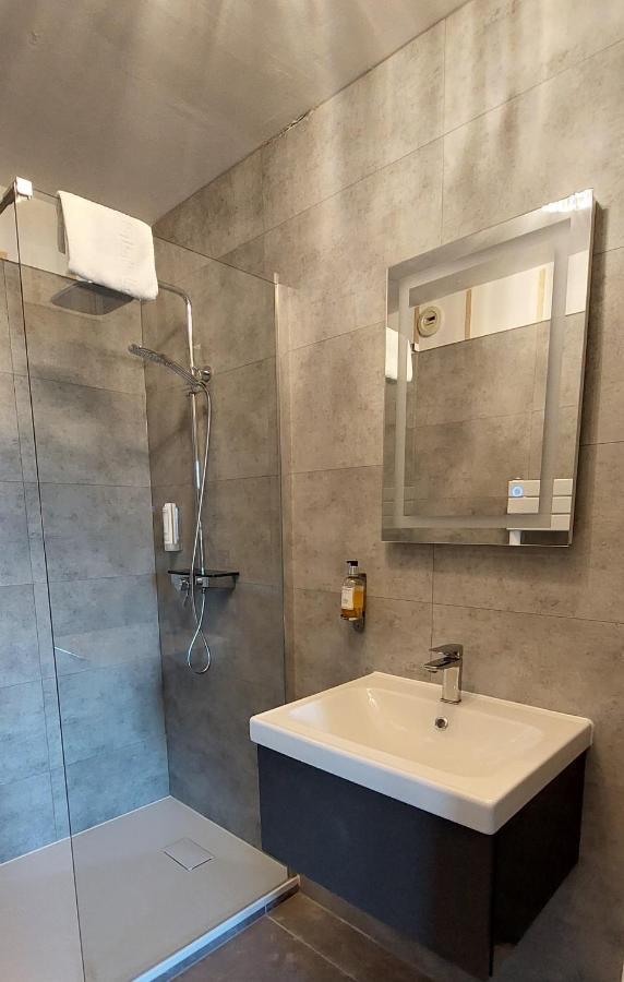 Logis Le Prieure Hotel Locronan Bagian luar foto