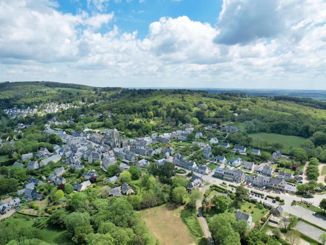 Logis Le Prieure Hotel Locronan Bagian luar foto
