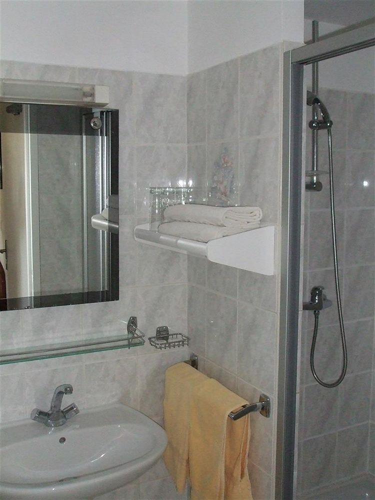 Logis Le Prieure Hotel Locronan Bagian luar foto