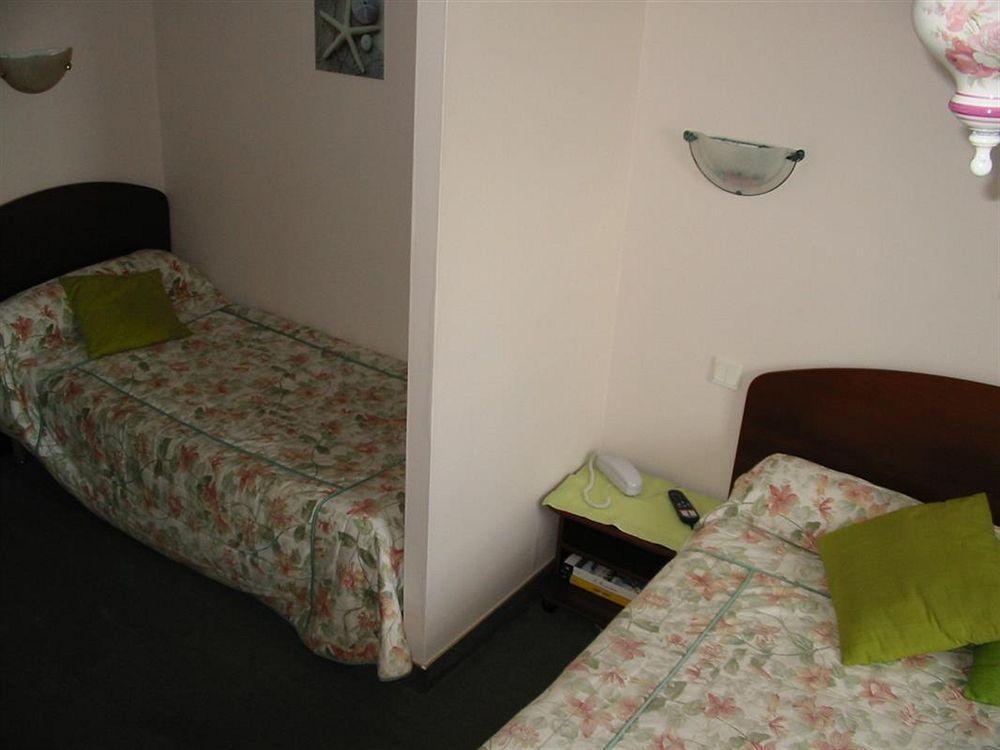 Logis Le Prieure Hotel Locronan Bagian luar foto